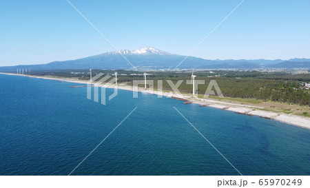 宮海海水浴場と風車と鳥海山 65970249