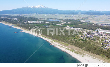 宮海海水浴場と風車と鳥海山 65970250