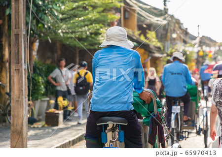 シクロ ベトナム ホイアンのチャンプー通り 65970413
