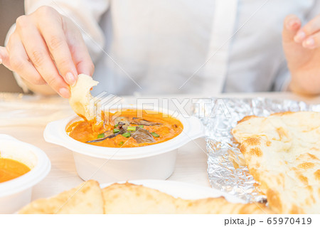 テイクアウトしたインドカレーを食べるイメージ テイクアウトしたインドカレーを食べるイメージ 65970419