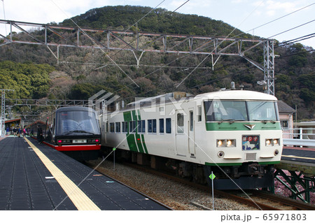 河津駅に停車中の特急踊り子・黒船電車 河津駅に停車中の特急踊り子・黒船電車 65971803