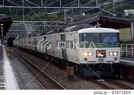 伊豆稲取駅に到着する特急踊り子 伊豆稲取駅に到着する特急踊り子 65971804