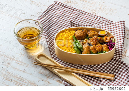 とりそぼろ弁当　 lunch box with chicken flakes 65972002