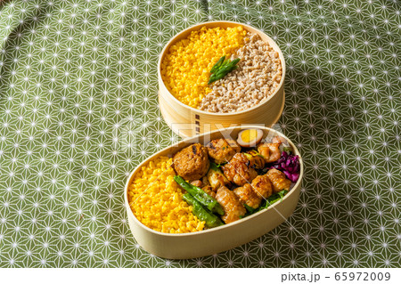 とりそぼろ弁当　 lunch box with chicken flakes 65972009