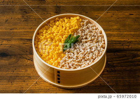 とりそぼろ弁当　 lunch box with chicken flakes 65972010