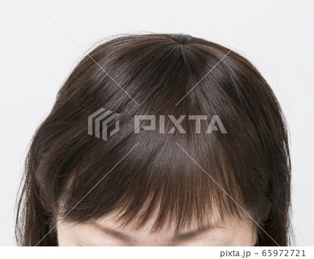 女性のためのヘアケア　髪のボリュームアップに悩む方　楽々まとまる髪　ハリ・コシが気になる髪 65972721