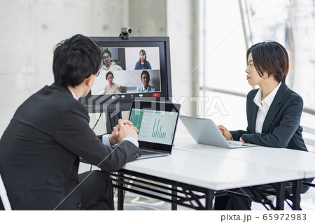 在宅ワークのスタッフとWEB会議をするビジネスマン 在宅ワークのスタッフとWEB会議をするビジネスマン 65972983