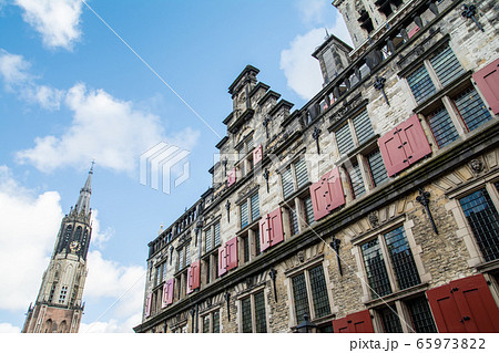 オランダのデルフトの街並み　歴史的なレンガ造りの建物と背の高い大聖堂 65973822