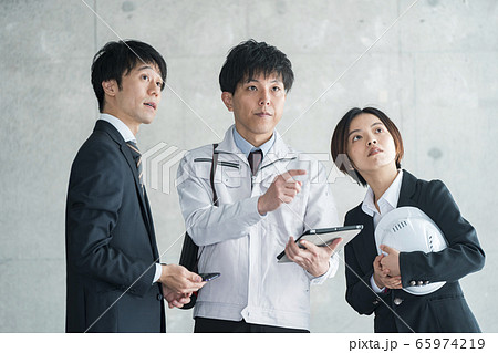 現場打ち合わせシーン 65974219