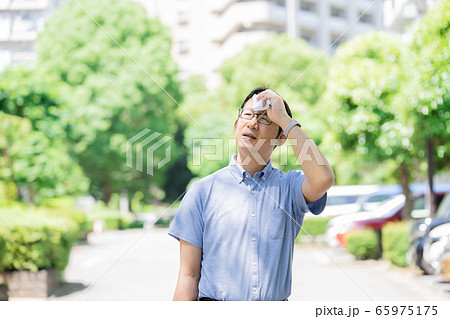 男性　ミドル　ビジネスマン　通勤 65975175