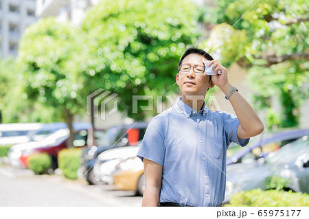 男性　ミドル　ビジネスマン　通勤 65975177