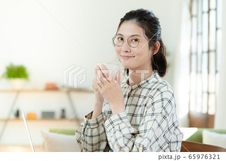 女性 パソコン ライフスタイル 女性 パソコン ライフスタイル 65976321
