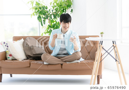 男性 スマホ リビング 男性 スマホ リビング 65976490