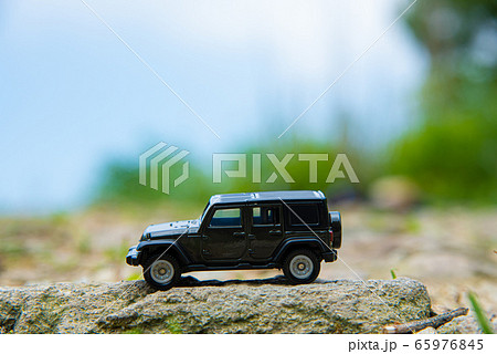 悪路を走破する車 65976845