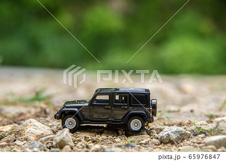 悪路を走破する車 65976847