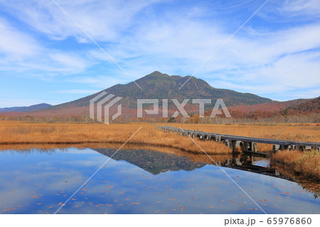 尾瀬_秋空と燧ヶ岳_木道_池塘 尾瀬_秋空と燧ヶ岳_木道_池塘 65976860