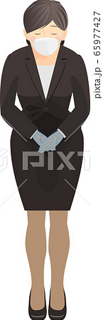 マスクと手袋をつけてお詫びする女性 65977427
