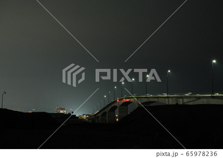 橋の奥に見える輝く光 65978236