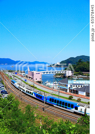 鳥羽市の町並みと近鉄電車の写真素材