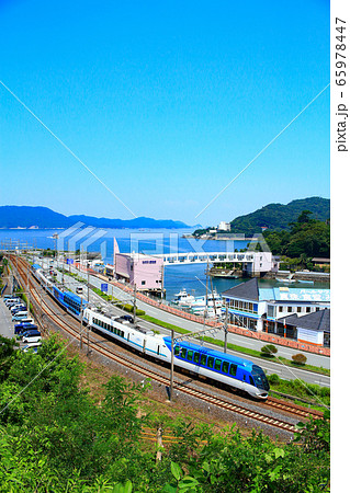 鳥羽市の町並みと近鉄電車 65978447