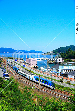 鳥羽市の町並みと近鉄電車 65978448