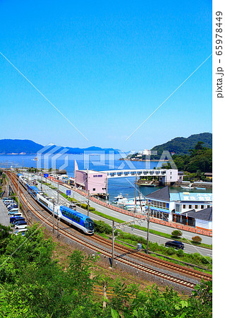 鳥羽市の町並みと近鉄電車 65978449