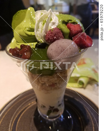 京都の有名店の抹茶パフェ 65979220