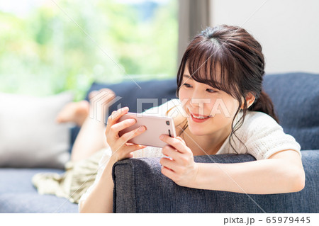 若い女性(スマホ) 若い女性(スマホ) 65979445