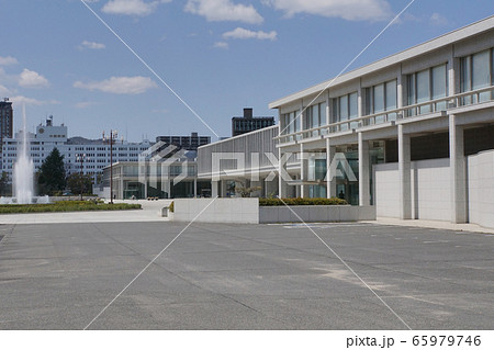 広島平和記念資料館と噴水 65979746