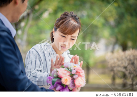 カジュアルビジネスの会社員 カジュアルビジネスの会社員 65981281