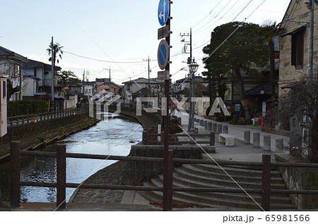 栃木蔵の街、巴波川と街並み 65981566