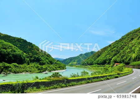 高知県　青空の四万十川 65981748