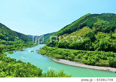 高知県　青空の四万十川 65981749