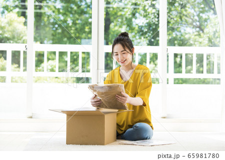 通信販売で洋服を買った若い女性 通信販売で洋服を買った若い女性 65981780