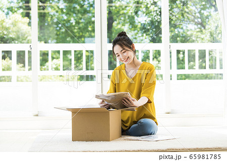 通信販売で洋服を買った若い女性 通信販売で洋服を買った若い女性 65981785
