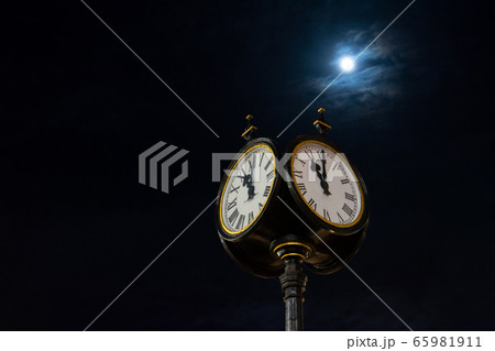 月の明かりと街角の時計台 - エディンバラ、イギリスの写真素材