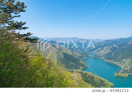 サス沢山から見た奥多摩湖 65982213