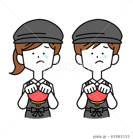 お金に困って財布を持つ男女の店員 お金に困って財布を持つ男女の店員 65983155