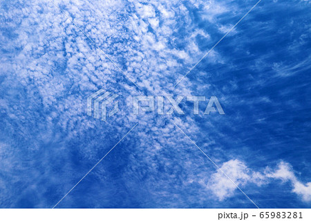 空に浮かぶうろこ雲 背景素材の写真素材