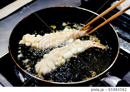 えびの天ぷら（調理中） 65983562