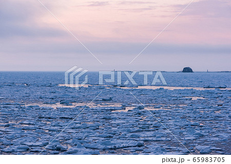 帽子岩と流氷 65983705