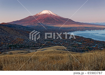 三国山稜・鉄砲木ノ頭から夜明けの富士山と山中湖 65983787