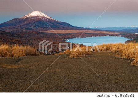 三国山稜・鉄砲木ノ頭から朝焼けの富士山と山中湖 65983931