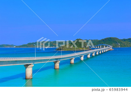 【山口県】晴天下の角島大橋 65983944