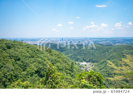 高尾山　初夏の登山道　稲荷山コース　あずま屋から東京都心方面の眺望 65984724