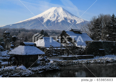 (山梨県)忍野・降雪した、榛の木林資料館 富士山 (山梨県)忍野・降雪した、榛の木林資料館 富士山 65985603