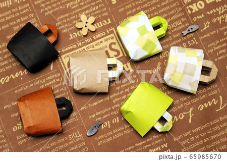 折り紙の愛いミニチュア買い物エコバッグの写真素材