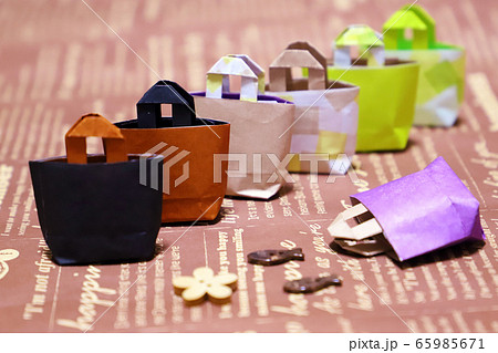 折り紙の可愛いミニチュア買い物エコバッグの写真素材