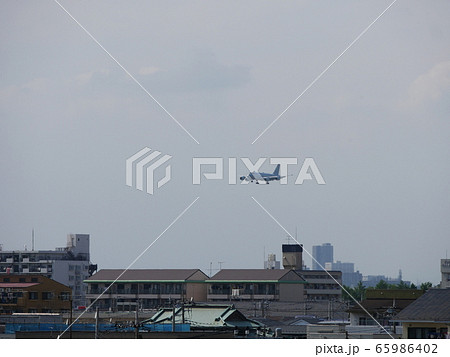 住宅地を飛ぶ飛行機 住宅地を飛ぶ飛行機 65986402