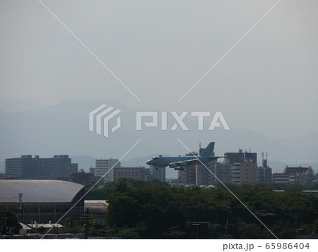 住宅地を飛ぶ飛行機 65986404